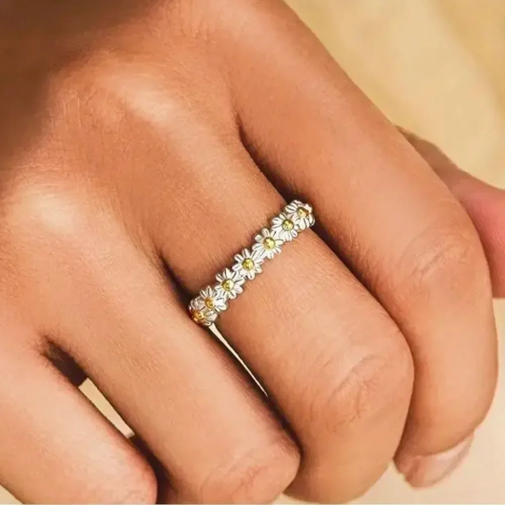 FASHION DAISY RING‎ IN SILVERTONE